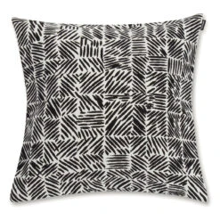 Marimekko -Marimekko marimekko juustomuotti black ivory medium throw pillow 38