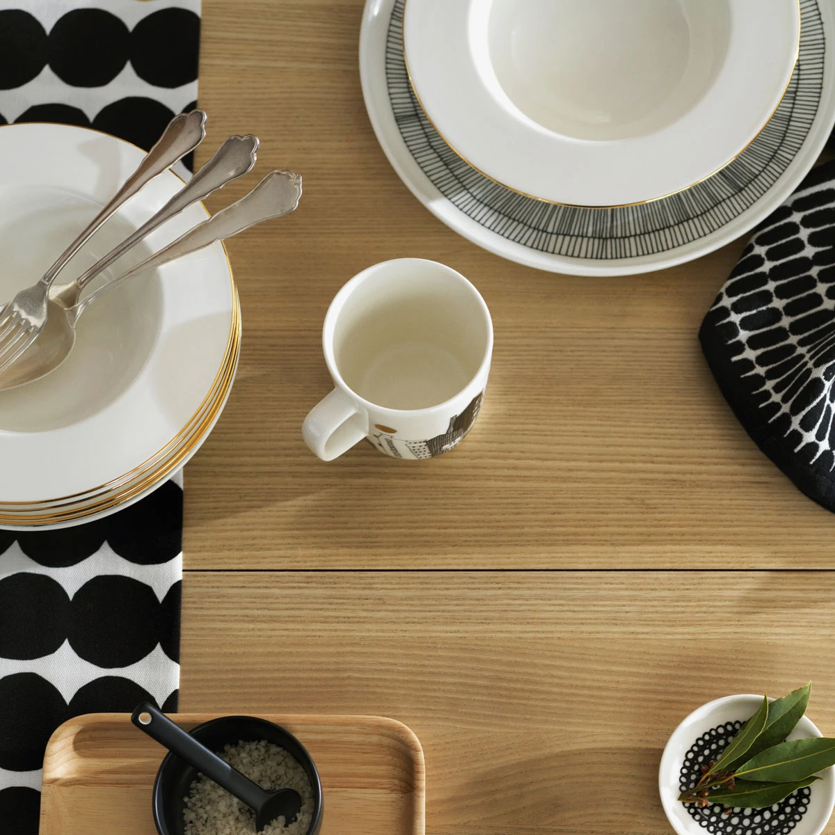 Marimekko Oiva 10 Year Anniversary Gold Rimmed Soup Bowl 5 Marimekko Oiva 10 Year Anniversary Gold Rimmed Soup Bowl - Image 3