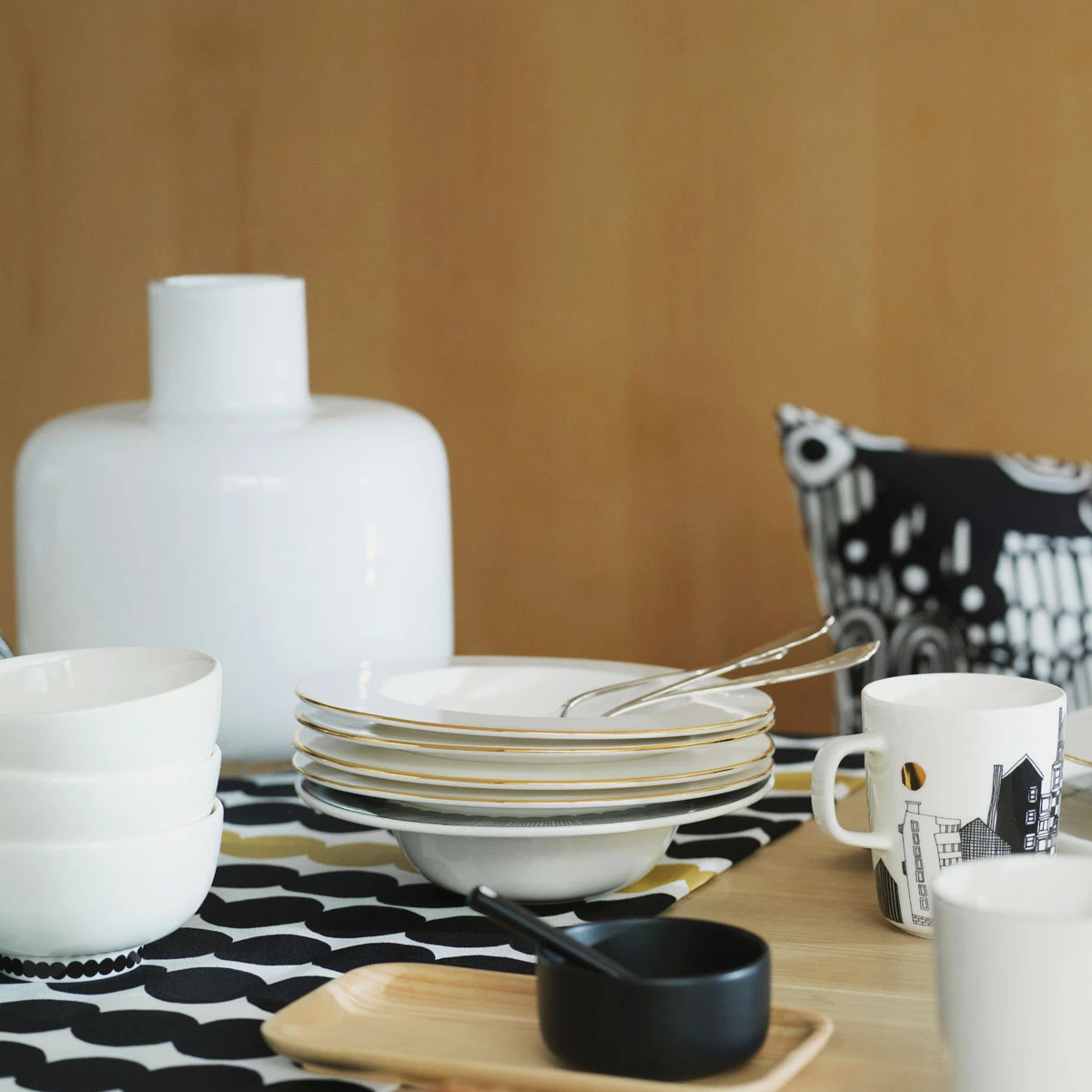 Marimekko Oiva 10 Year Anniversary Gold Rimmed Soup Bowl 6 Marimekko Oiva 10 Year Anniversary Gold Rimmed Soup Bowl - Image 4